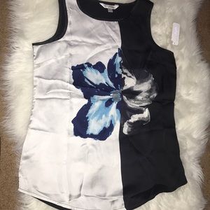 Black and white flower sleeveless shirt.